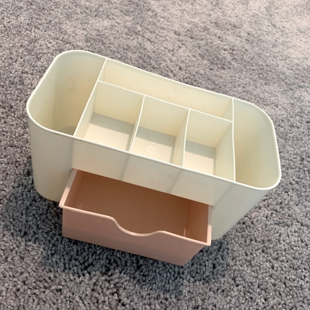 Make up organizer
